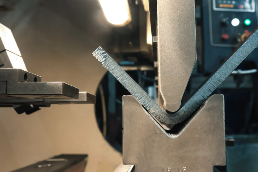 pliage de métal avec machine