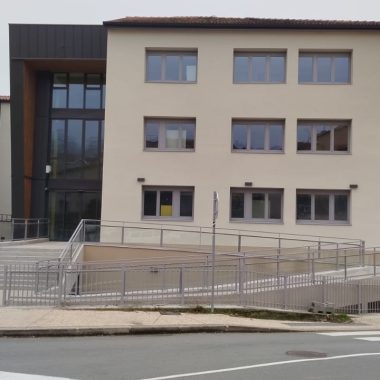 garde-corps devant bâtiment