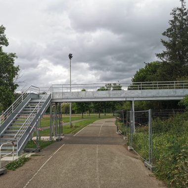 passerelle métallique montée sur chantier